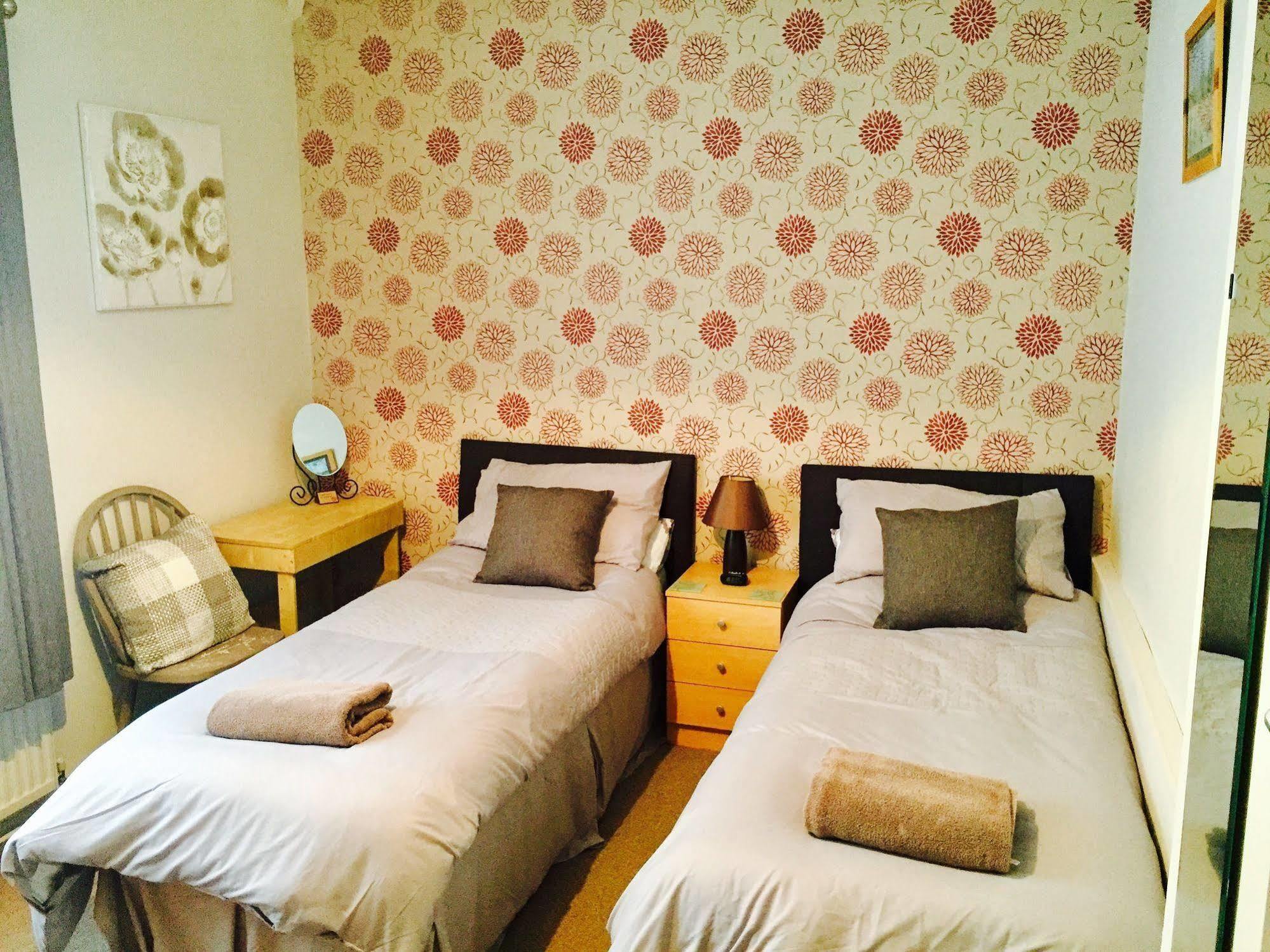 At Your Service B&B Yeovil Esterno foto